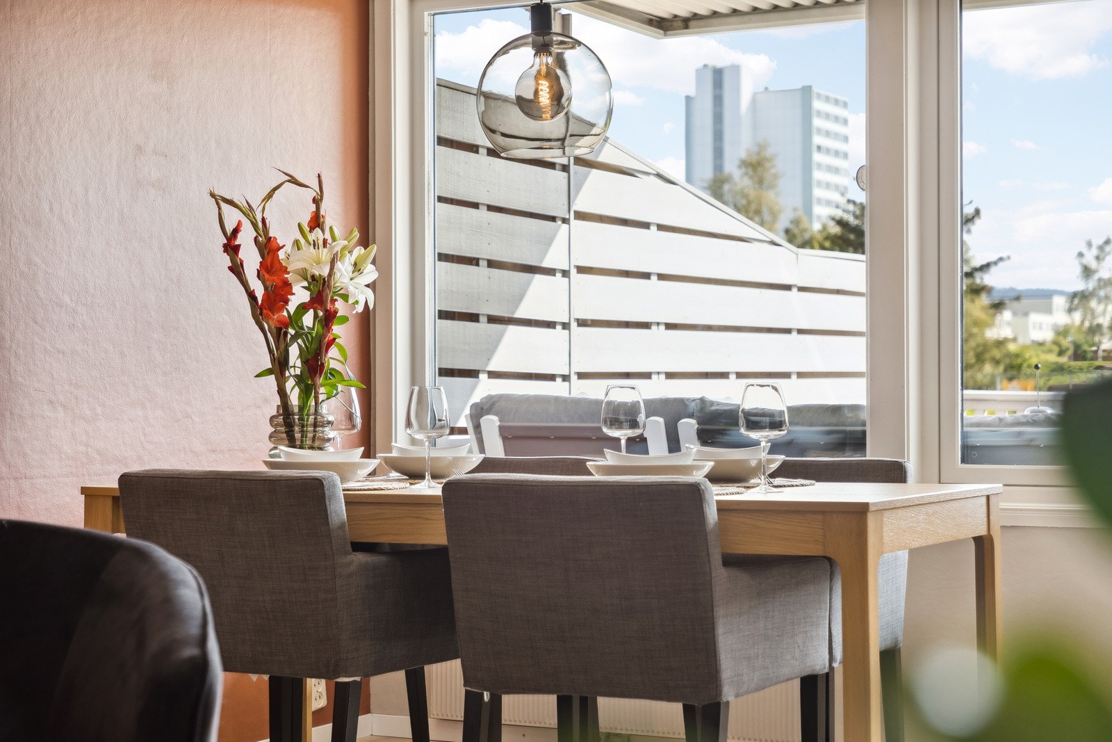 De store vindusflatene slipper inn rikelig med naturlig lys, og fremhever fargevalgene i boligen på en klarere og mer levende måte. Galleribilde