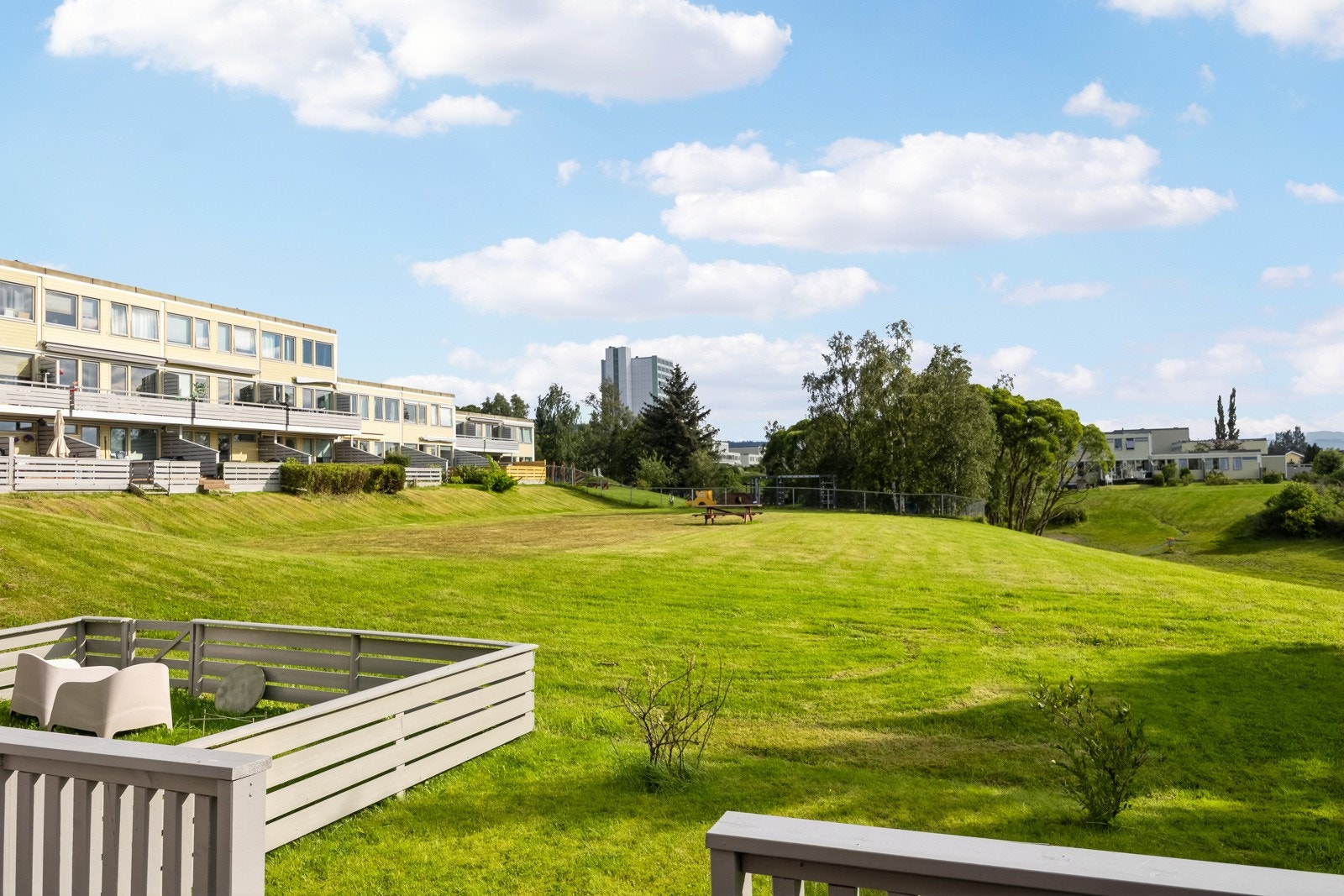Det er lite innsyn fra grøntarealene rundt, og man kan fritt løpe rundt på sommerstid med en fotball eller en frisbee. Galleribilde