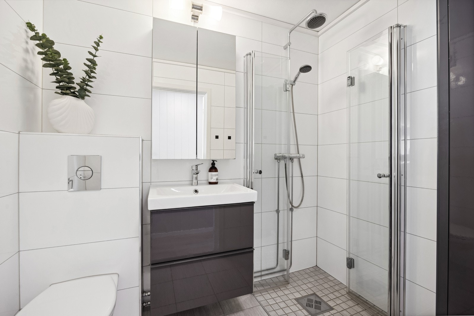 Badet er oppgradert i 2017 i følge tidligere rapport, og oppleves som arealeffektiv med vegghengt servantinnredninger og toalett, i tillegg til sammenleggbare dusjdører i glass. Galleribilde