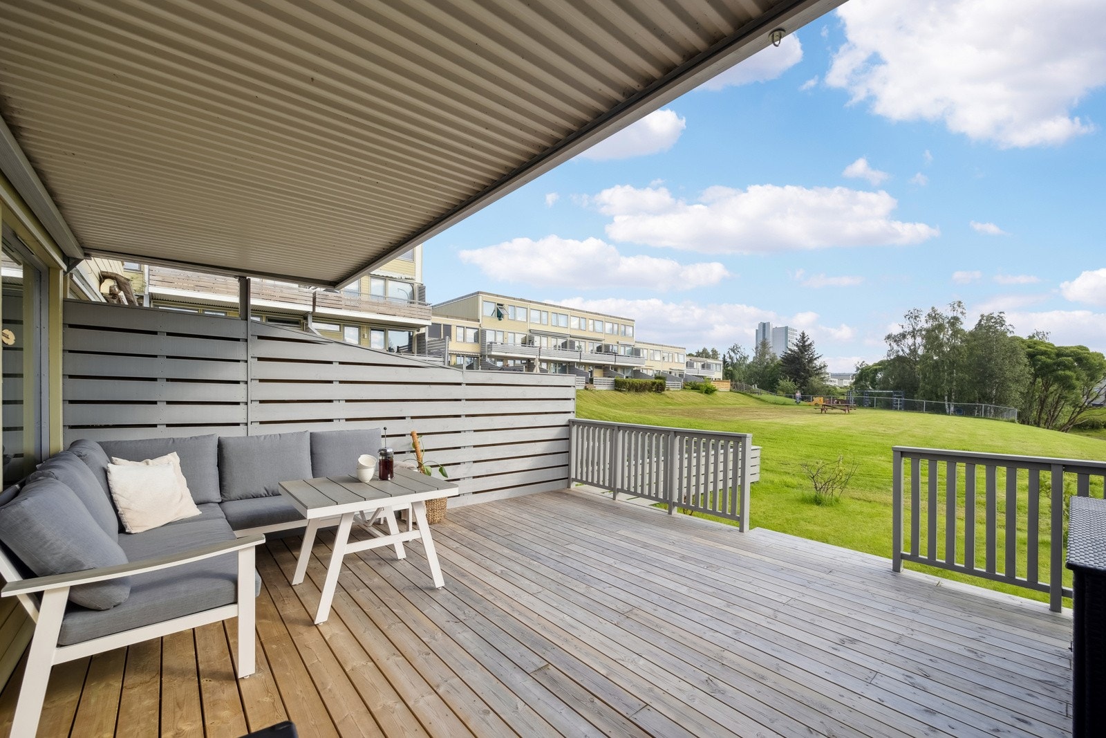 Boligen byr på flere gode kvaliteter, bl.a. sørvendt markterrasse, nytt kjøkken fra 2021, bad fra 2017, og mye parkeringsmuligheter på felles parkeringsoppstilling. Galleribilde