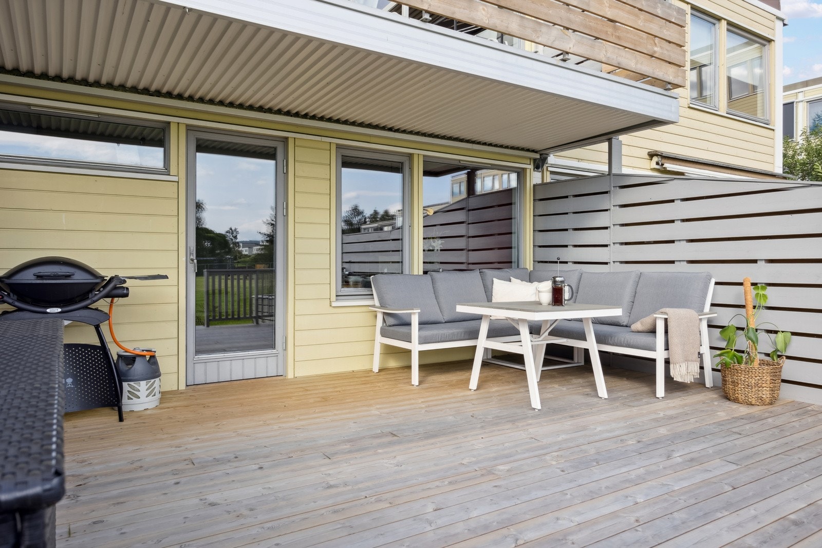 Terrassens størrelse er stor nok til både store og små sittegrupper, og grillstasjon om man ønsker det. Galleribilde
