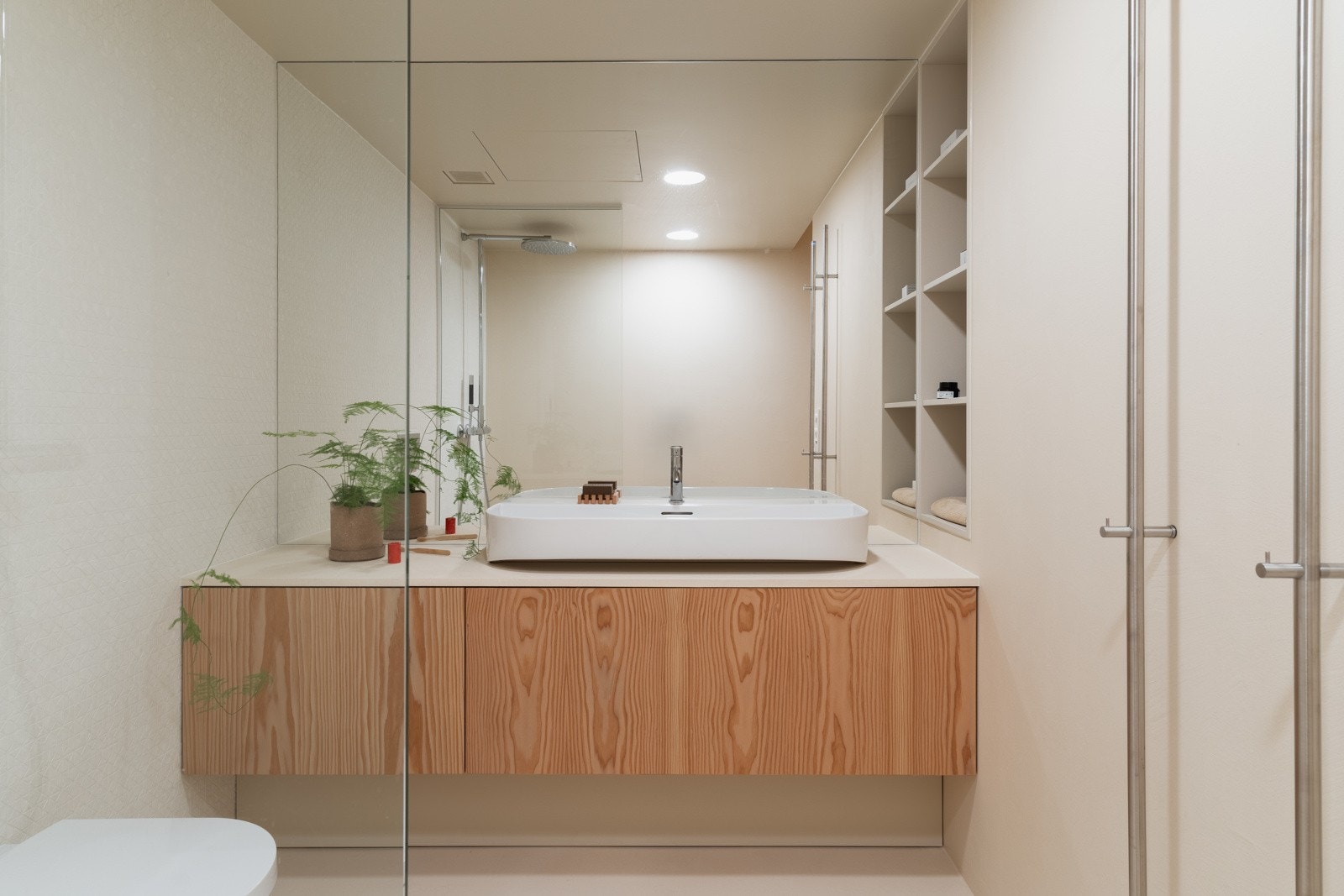 Badet er innredet med dusj m/glassvegg, vegghengt toalett og baderomsinnredning med toppmontert servant. Galleribilde