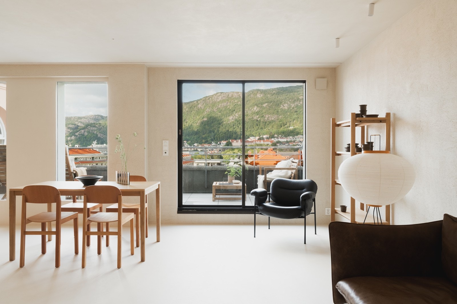 Fra stuen er det direkte utgang til 16 kvm balkong som følger leilighetens lengde. Galleribilde