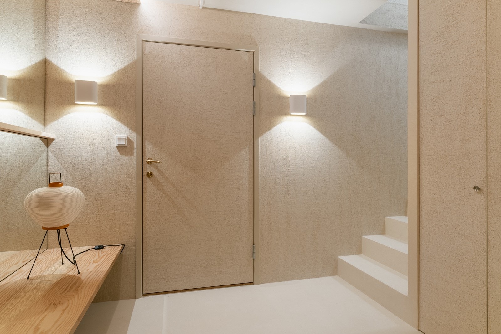 Belysning og lamper er i hovedsak fra Supermodular. Noe belysning er valgt å være indirekte og er integrert i innredning eller himling. Galleribilde