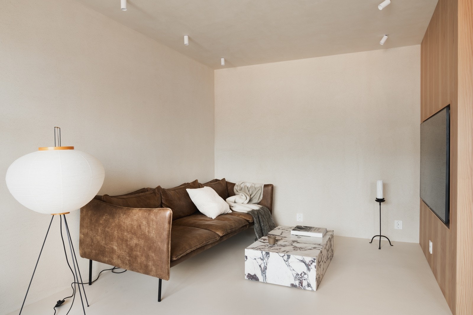 Det er tegnet en modulsofa, fra side-til-side, som avsluttes som en dypere daybed til overnatting i innerste del. Kjøper kan ta kontakt med megler om denne løsningen virker interessant. Galleribilde