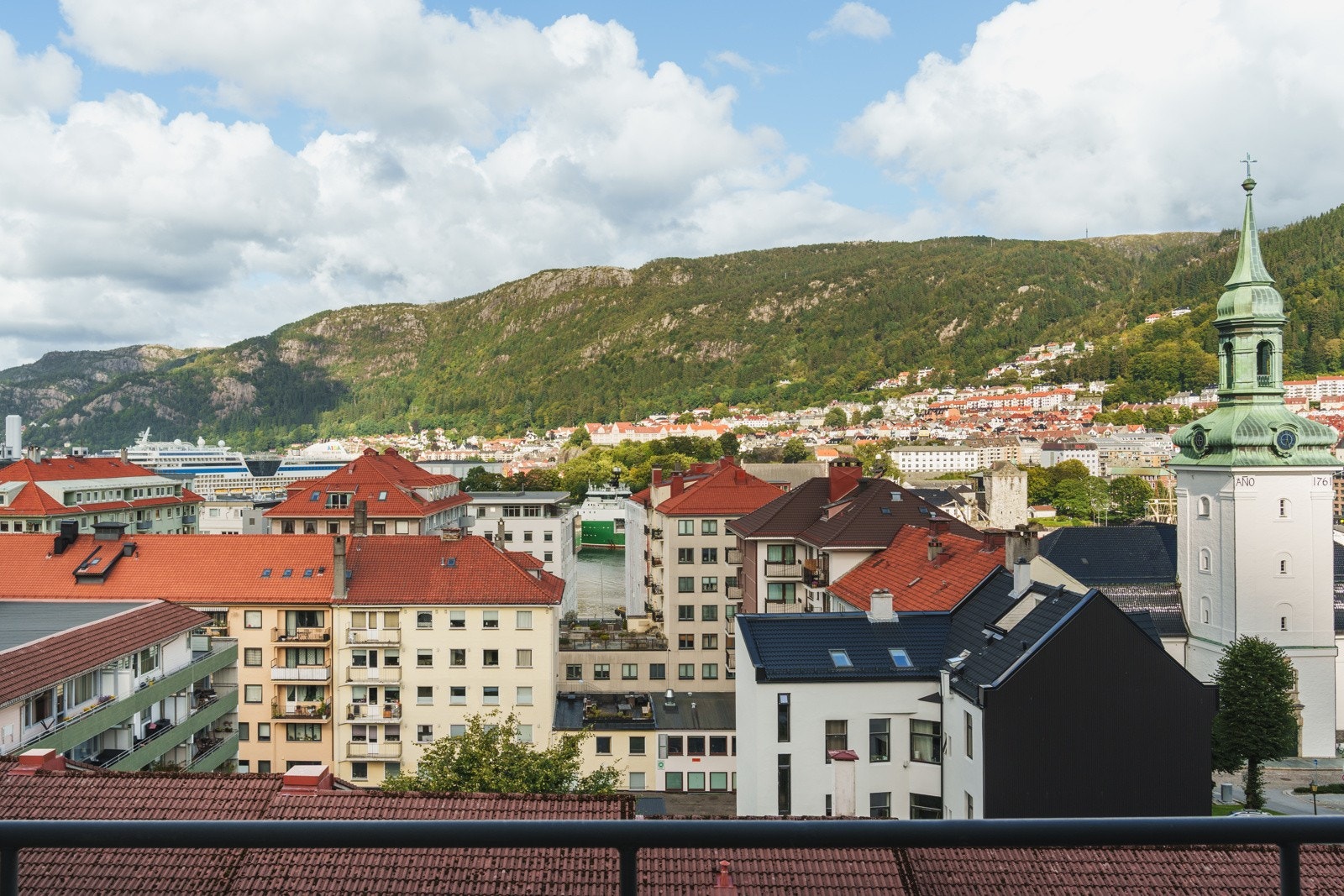 Fra balkongen kan du nyte en fin utsikt mot Fløyen og Vågen. Galleribilde