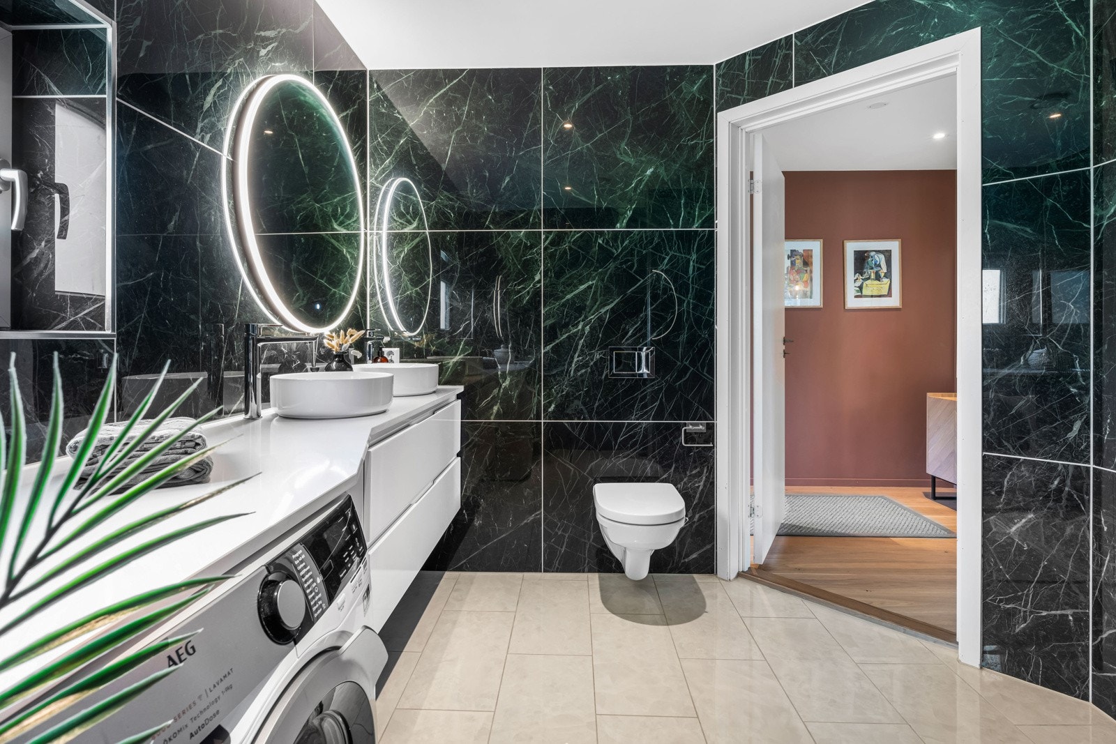 Vegghengt klosett med innbebygd lekkasjesikring samt opplegg for både vaskemaskin og tørketrommel Galleribilde