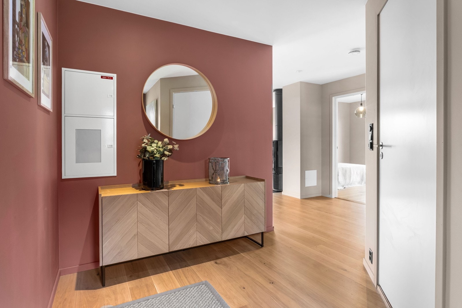 Det er plass til garderobeskap, kommode og knaggrekker til yttertøy og sko Galleribilde