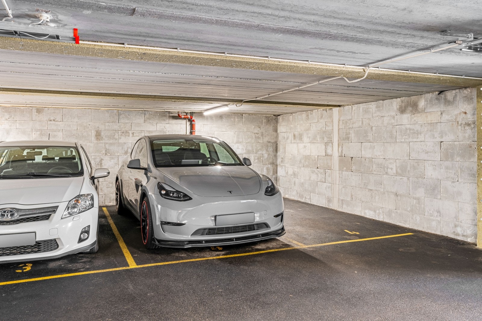 2 stk garasjeplasser medfølger. Ellers gateparkering utenfor. Galleribilde