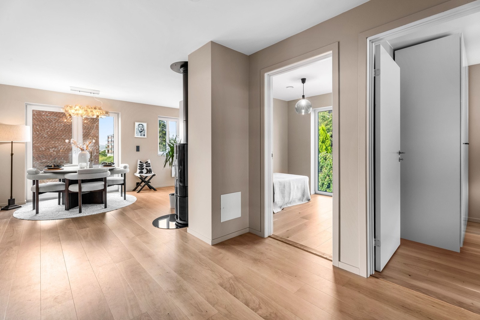 Videre inn til boligens 2 soverom med 1-stavs parkettgulv, nymalte veggflater og lister. Galleribilde