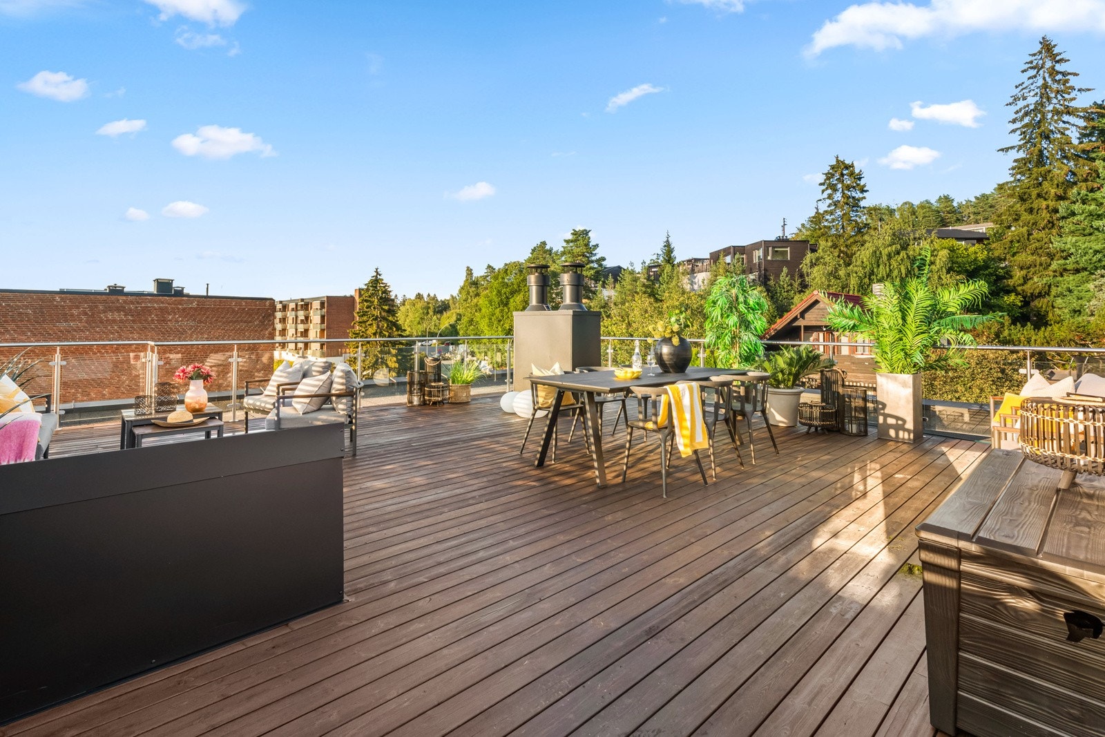 Takterrassen byr på plass til alt av utemøbler, grill og stæsj til ungene. Galleribilde