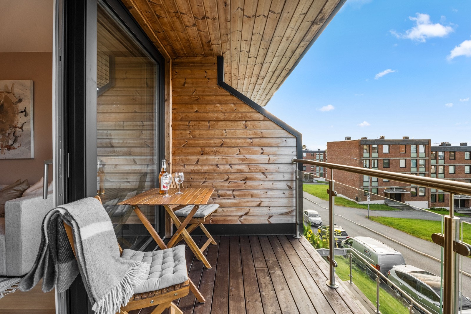 Her kan man sitte under tak og i le mens man nyter kveldssol og solnedgang Galleribilde