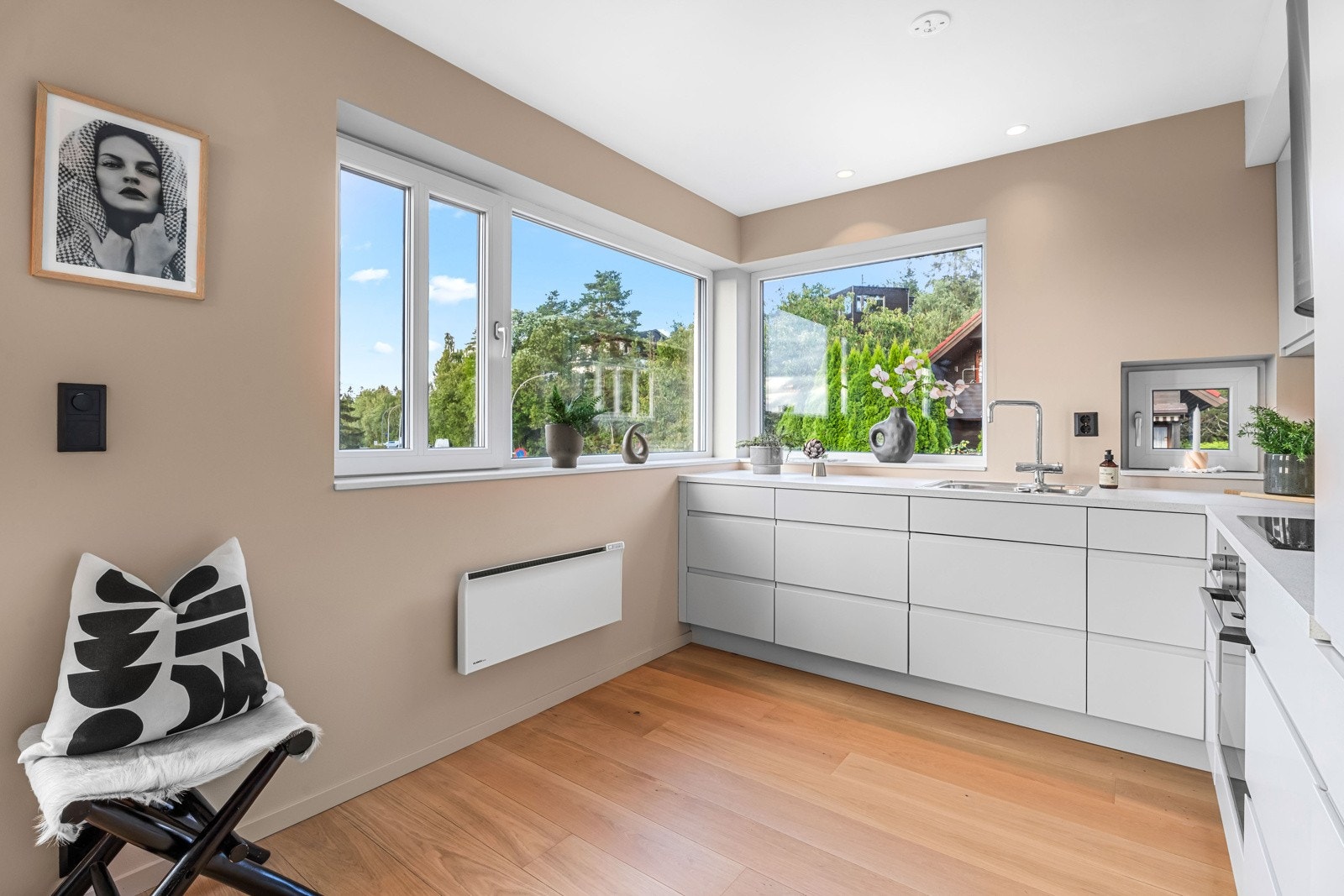 Flott kjøkkenhjørne fra Bærum kjøkken. Det er satt inn downlights i himling samt marmorplater de brede vinduskarmene. Galleribilde