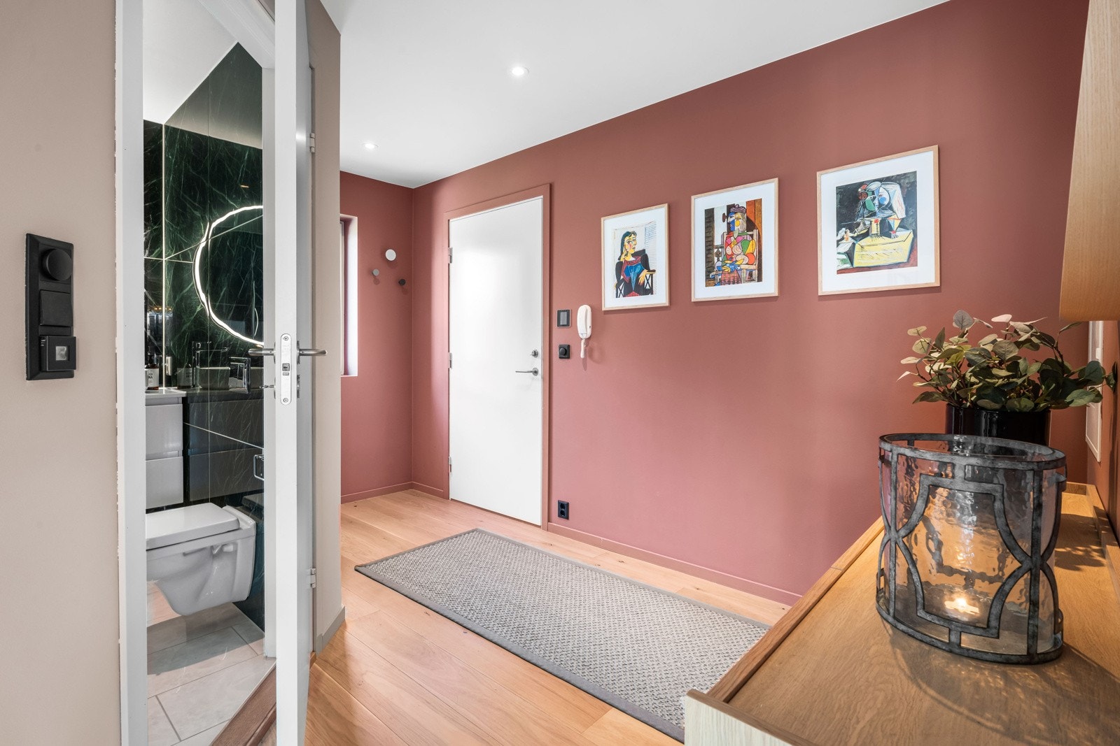 Romslig entré med downlights, nymalte glatte veggflater og lister i flott fargevalg kombinert med oppgradert 1-stavs eikeparkett Galleribilde