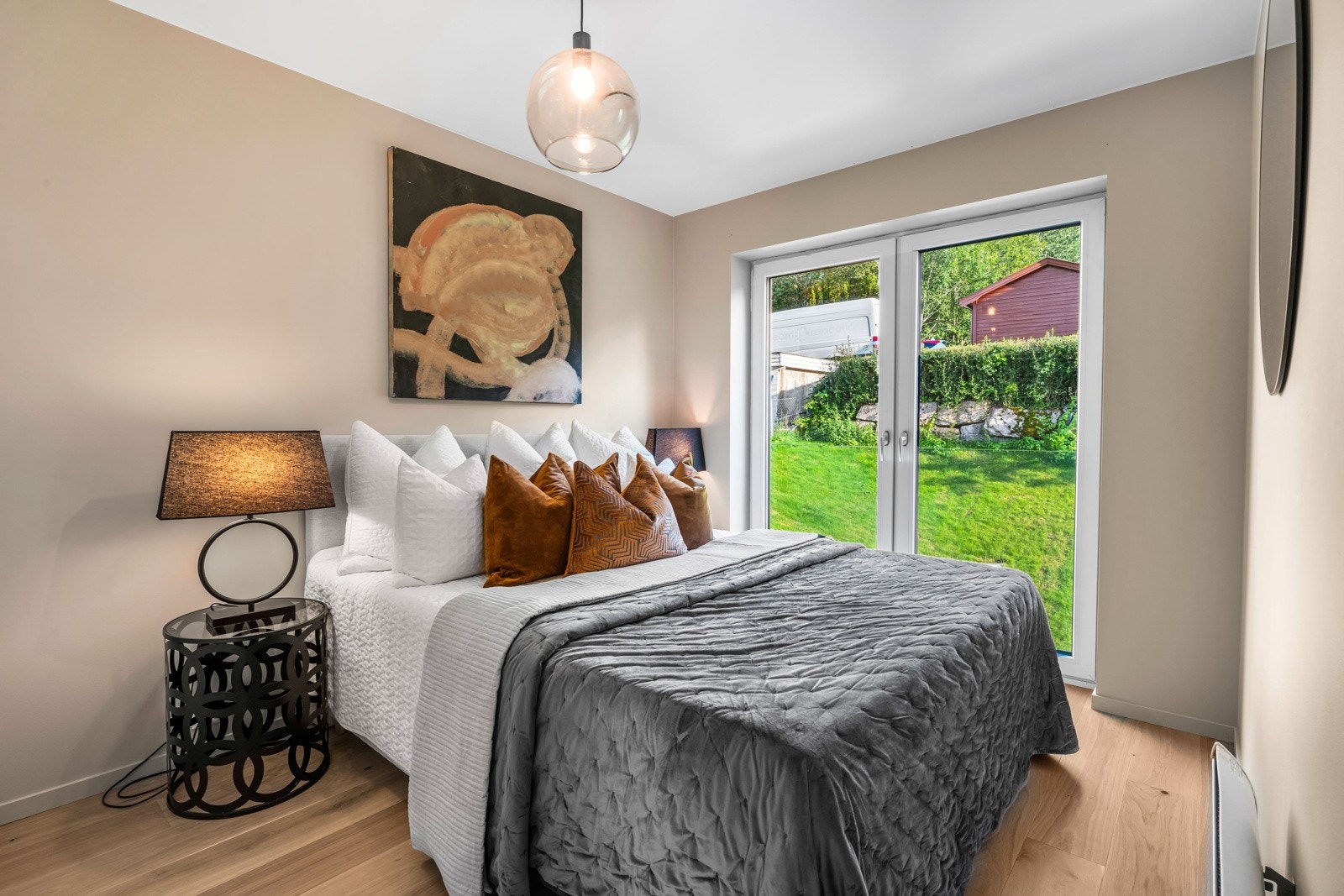 Hovedsoverom holder god størrelse og har plass til dobbeltseng med nattbord på hver side. Dobbel fransk balkong som kan åpnes helt opp om ønskelig Galleribilde