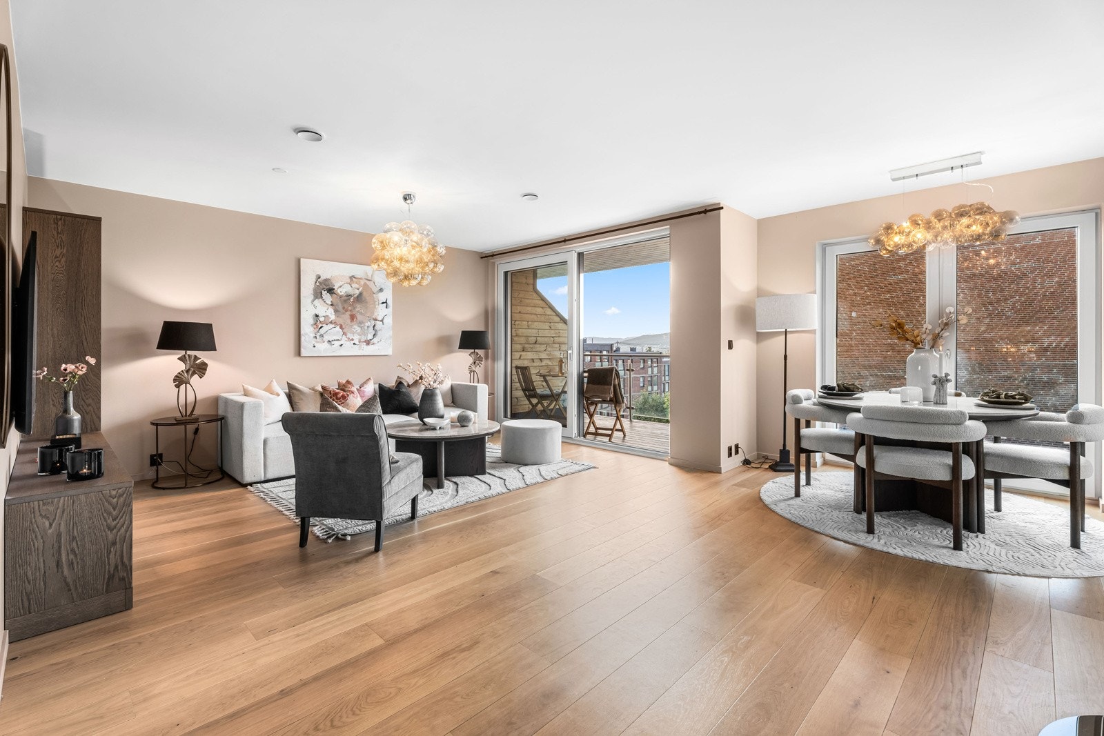 Flott stue med lekkert 1-stavs parkettgulv, nymalte gulvlister og veggflater i behagelig beige fargevalg Galleribilde