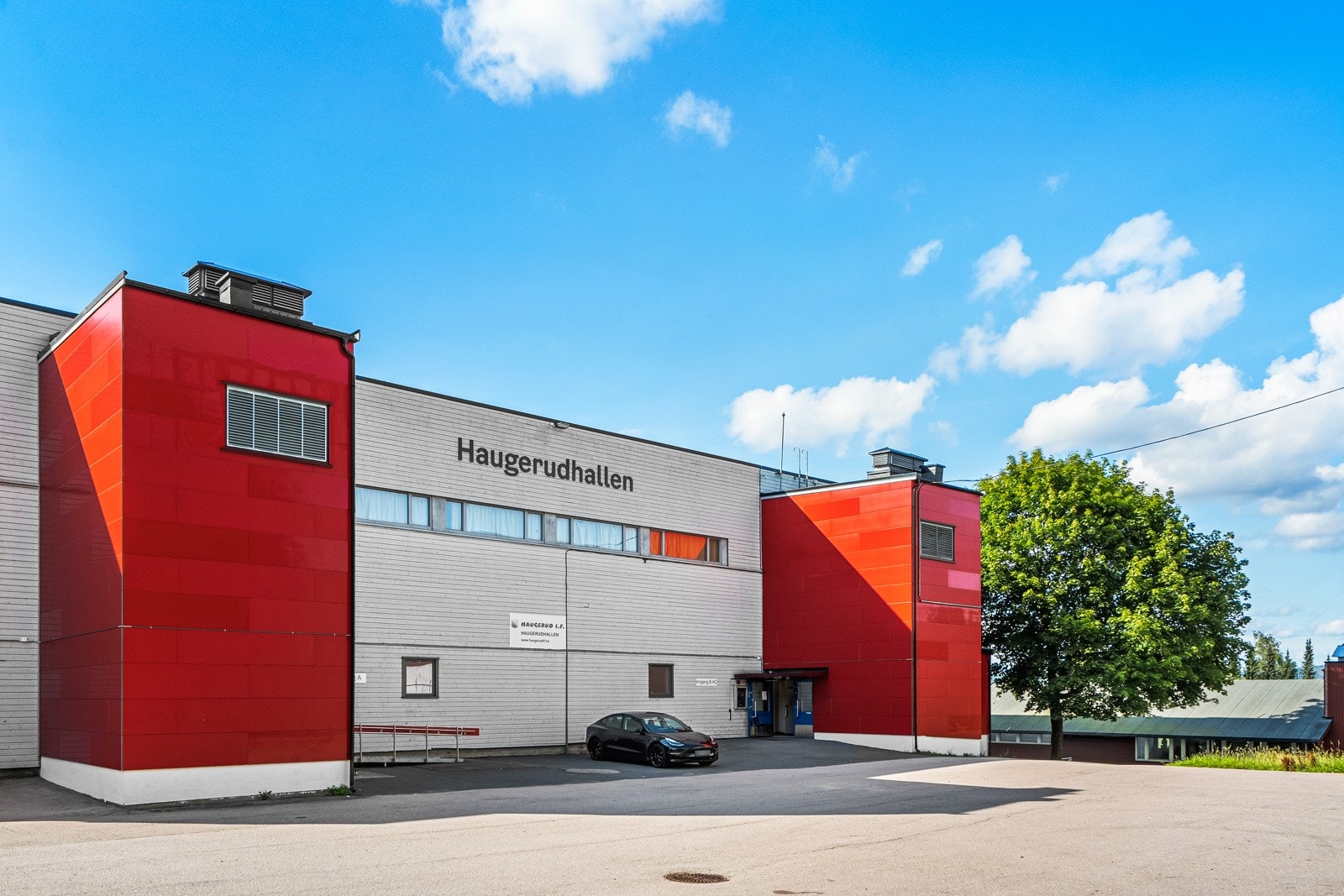 Haugerudhallen med flere ballbaner, tennisbane og lekeplasser er få minutter unna Galleribilde