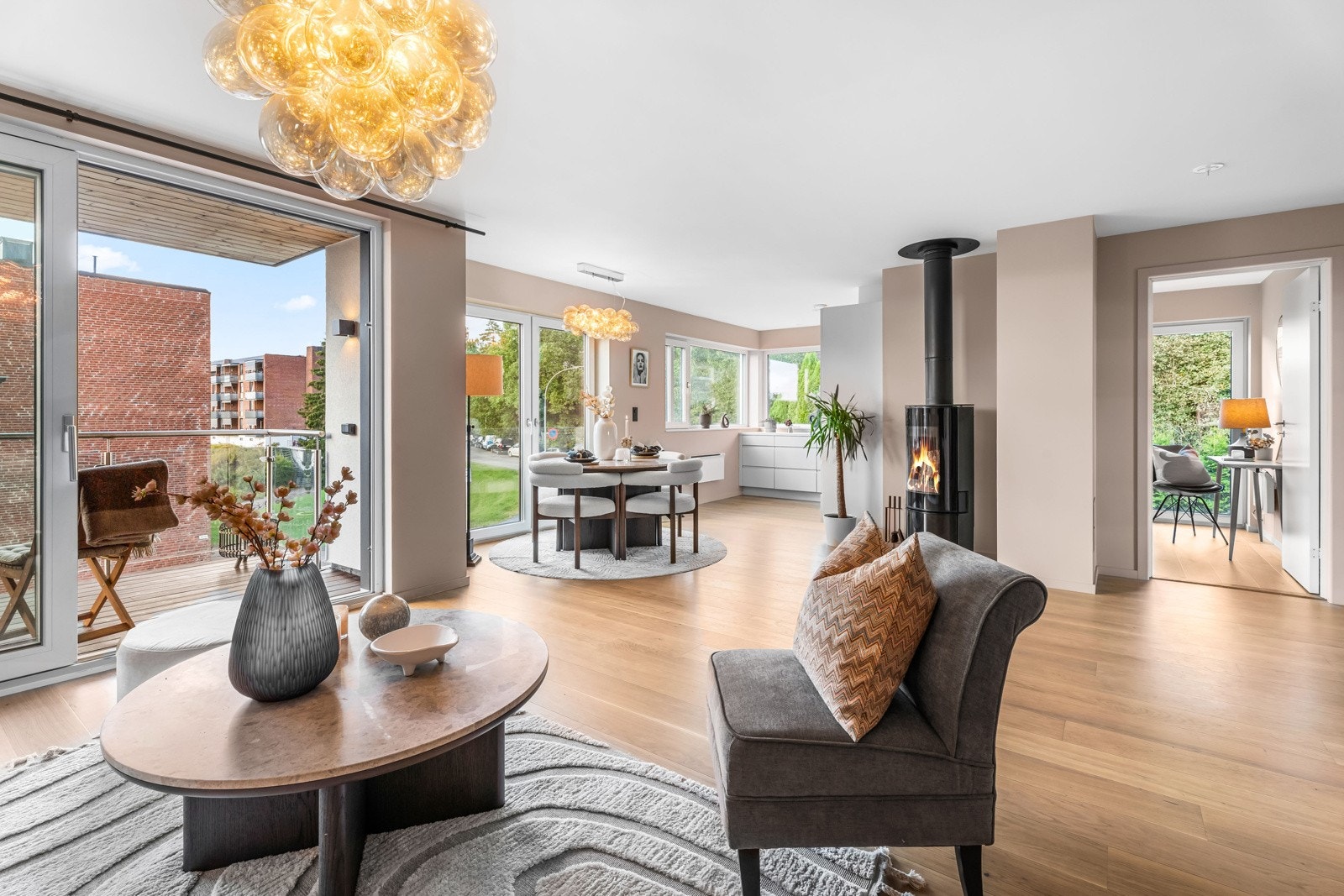 Det er godt med naturlig lysinnslipp i boligen, som er dominert av store vindusflater Galleribilde