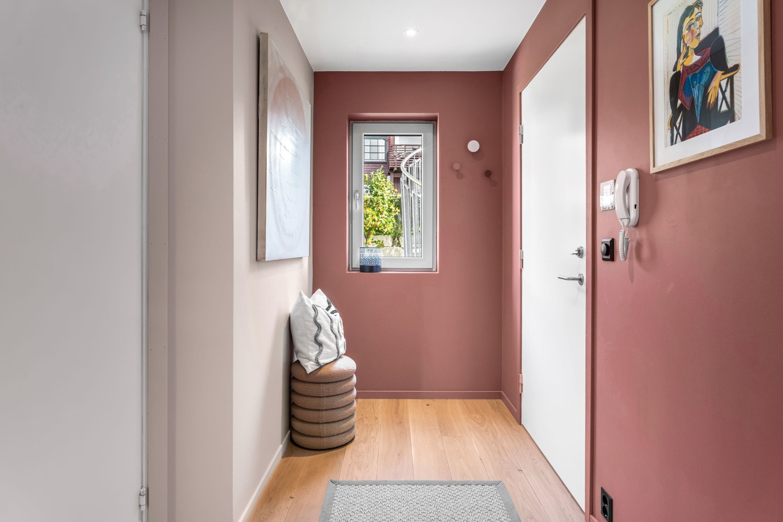 Det er tilkomst til boligen via heis eller trapper. Det er plass til barnevogn i 1.etg. Galleribilde