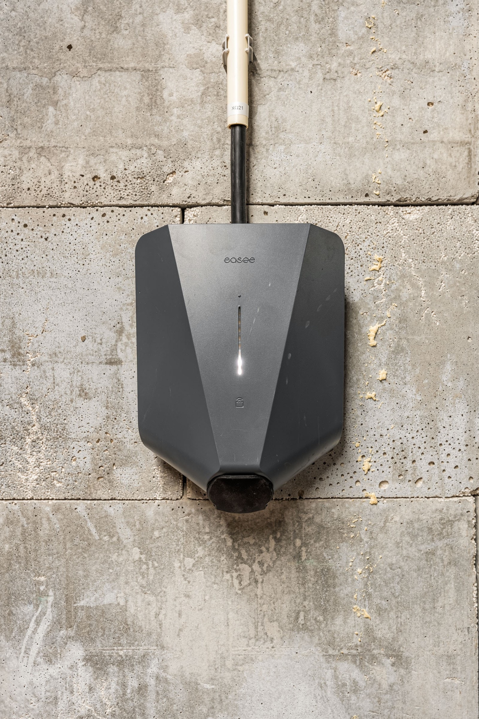 EL-bil lader er montert midt i mellom plassene, slik at du kan nå frem til begge bilene om ønskelig. Galleribilde