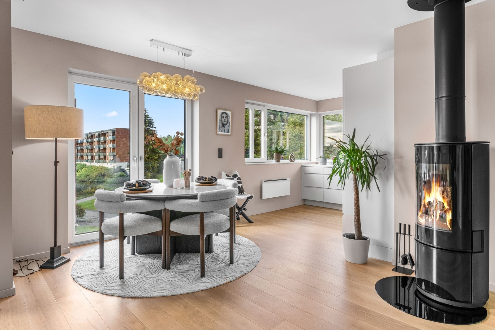 Spisestue og kjøkken har en fin, naturlig plassering i eget hjørne Galleribilde