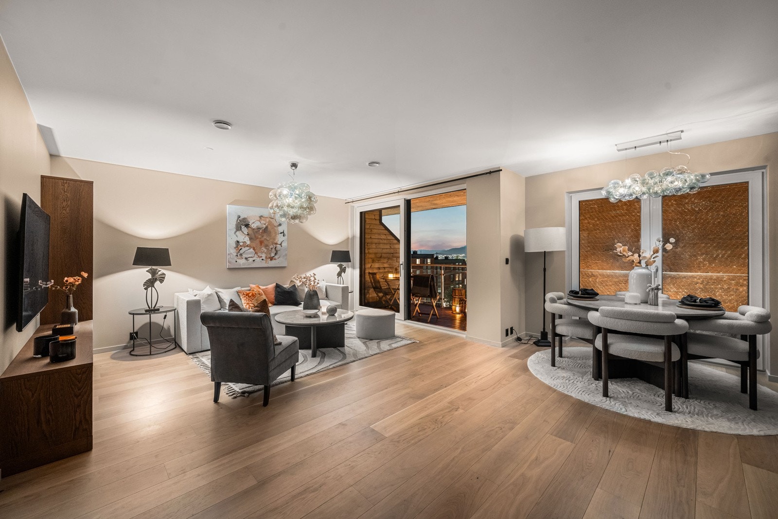 Kveldsfoto av stuen Galleribilde