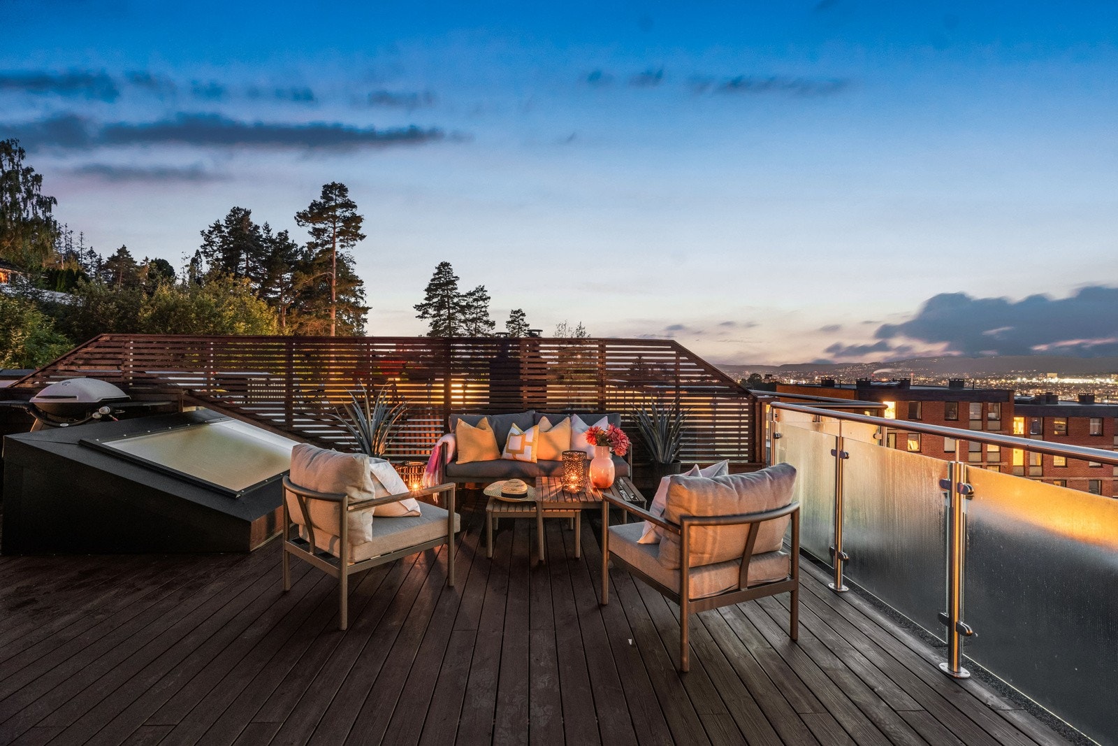 Nyt fantastiske solnedganger fra både takterrasse og balkong med utgang fra stue Galleribilde