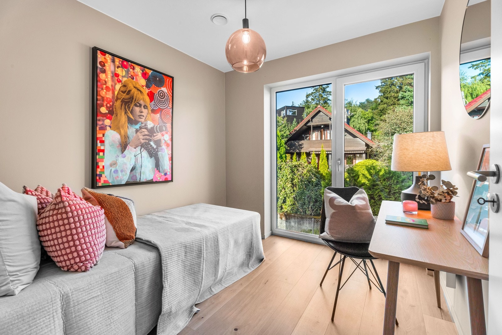 Soverom 2 egnes godt som barnerom eller gjesterom og kontor. Det er også fransk balkong Galleribilde