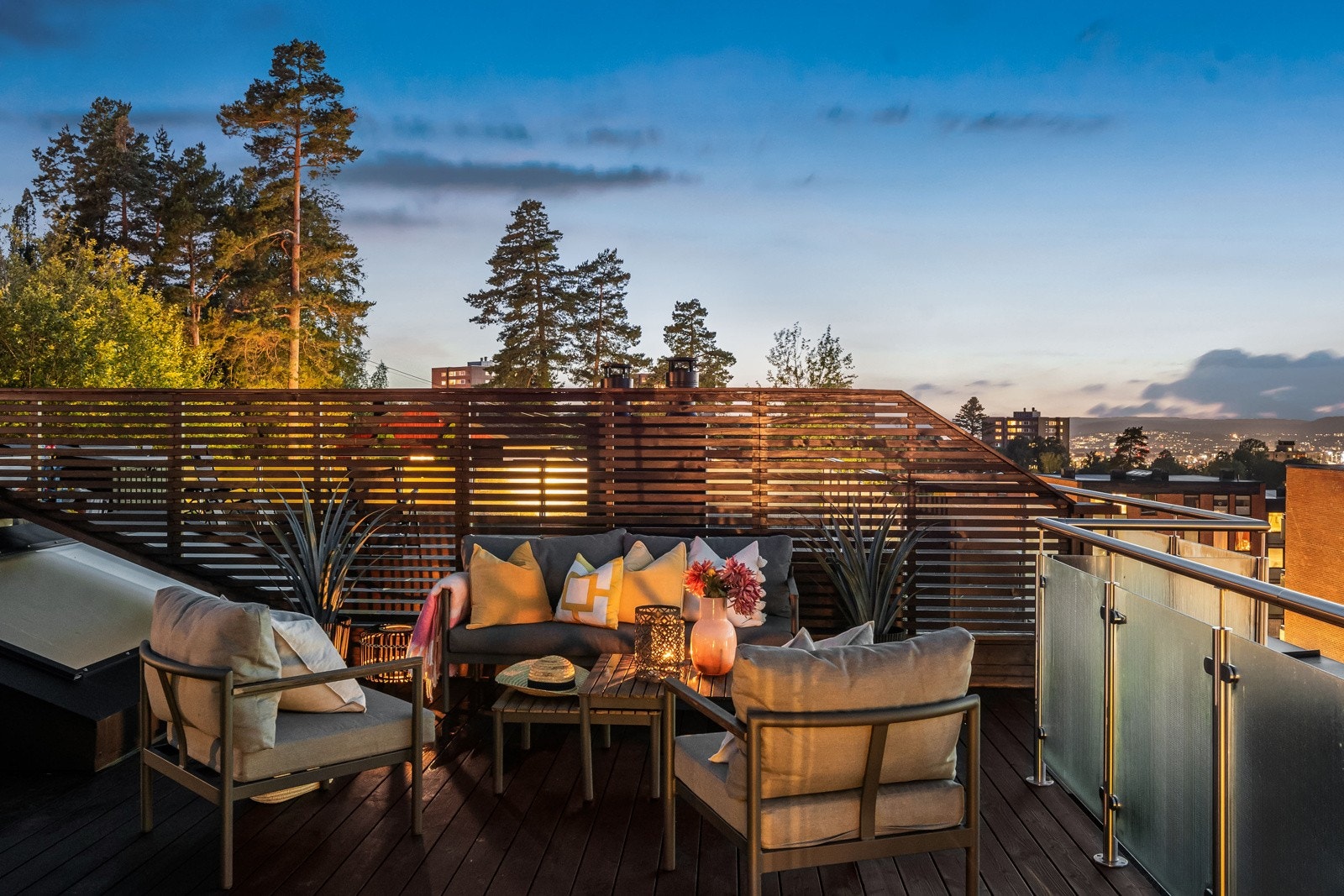 Det er plass til stor loungegruppe og bord samt spisebord til grillmaten Galleribilde