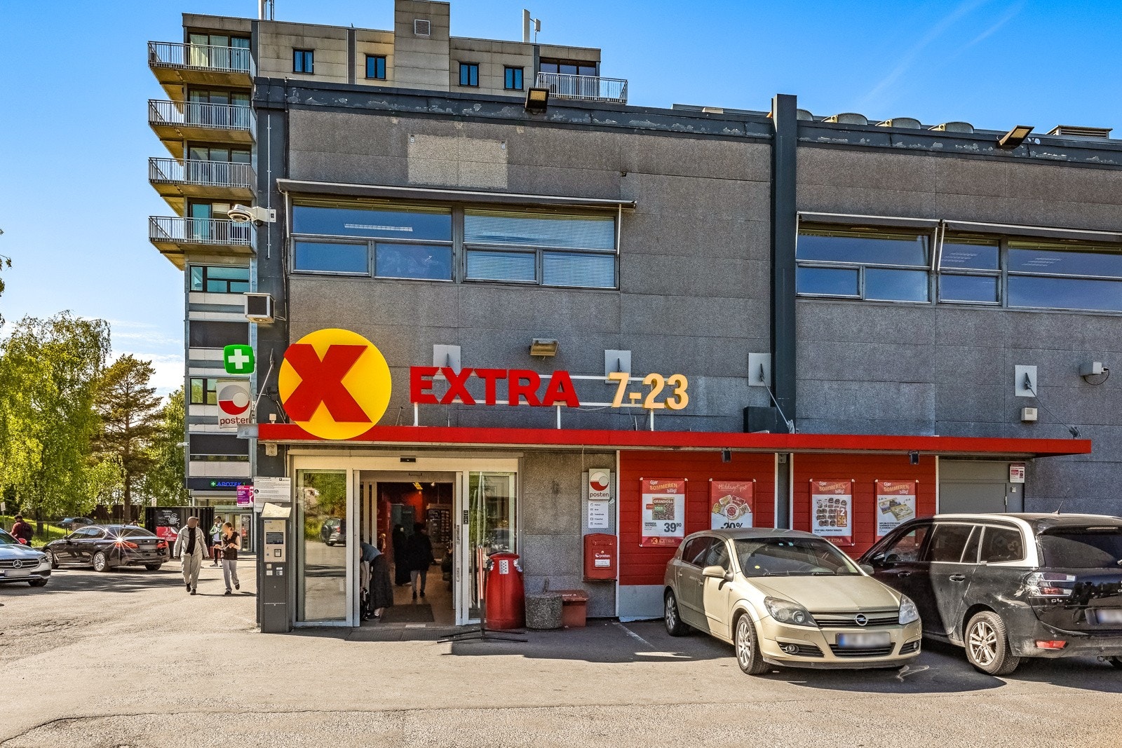 Dagligvarehandelen kan gjøres på Haugerud, Trosterud eller Tveita senter / Tveita bedriftsområde. Galleribilde