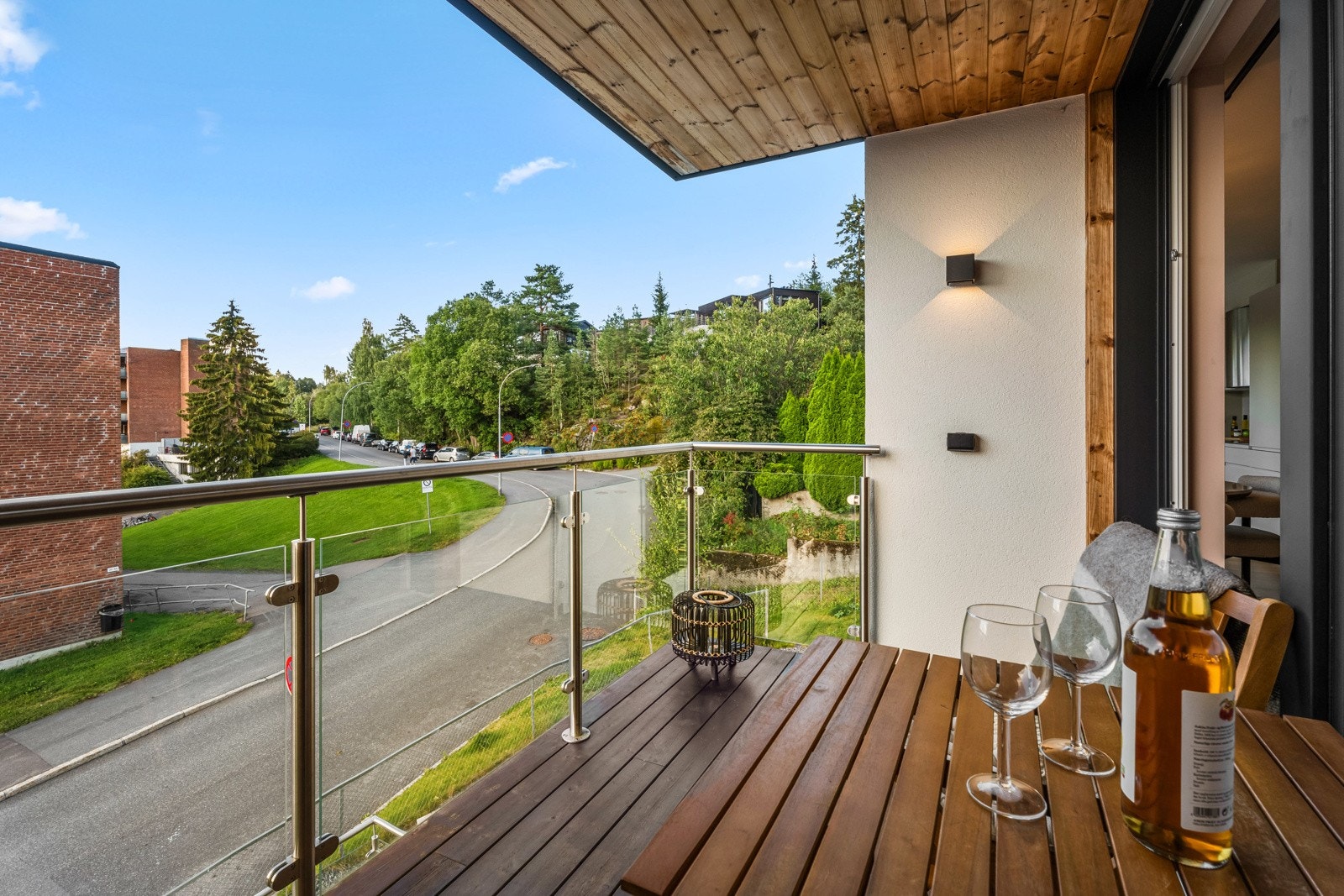 Dobbel stikkontakt, utebelysning på vegg og rekkverk med rustfritt stål og herdet glass Galleribilde