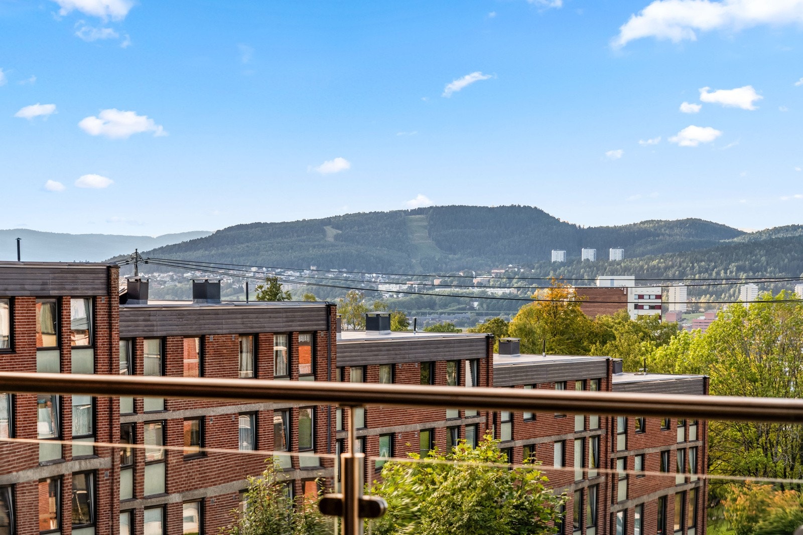 Utsikt mot Holmenkollen på dagtid Galleribilde