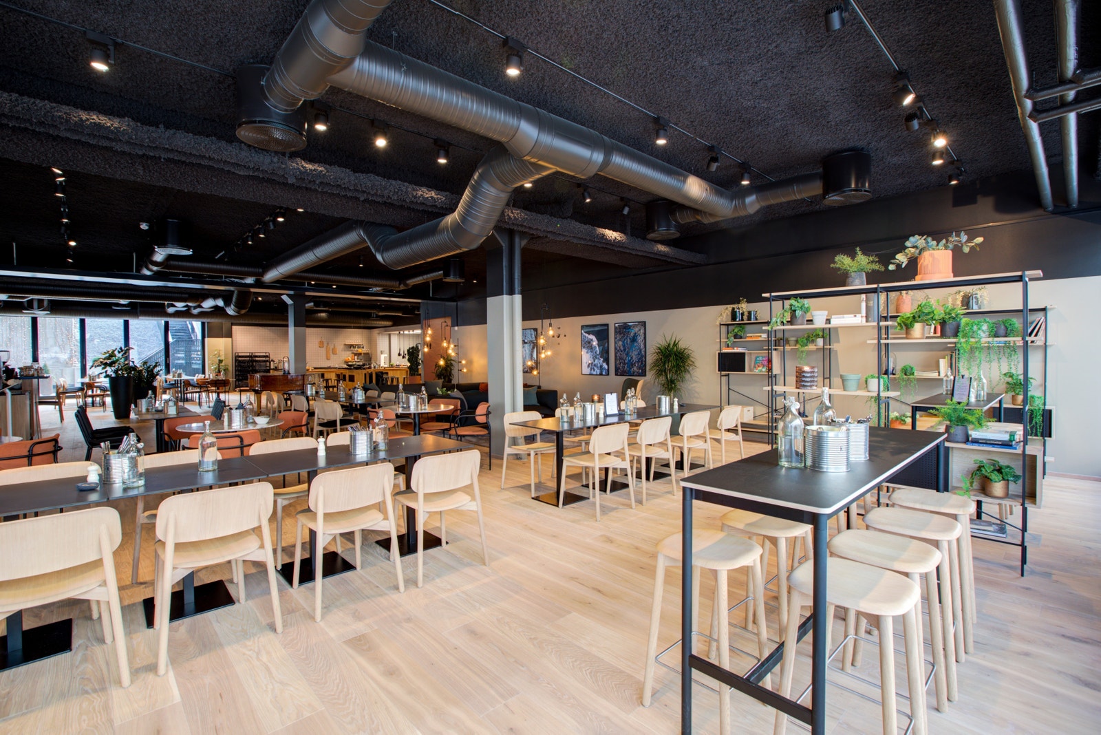 Kantine med mange hyggelige sosiale soner. Galleribilde