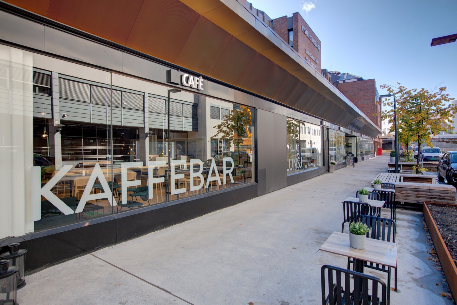 Innbydende nye inngangspartier, fortau og fasadeelementer. Galleribilde