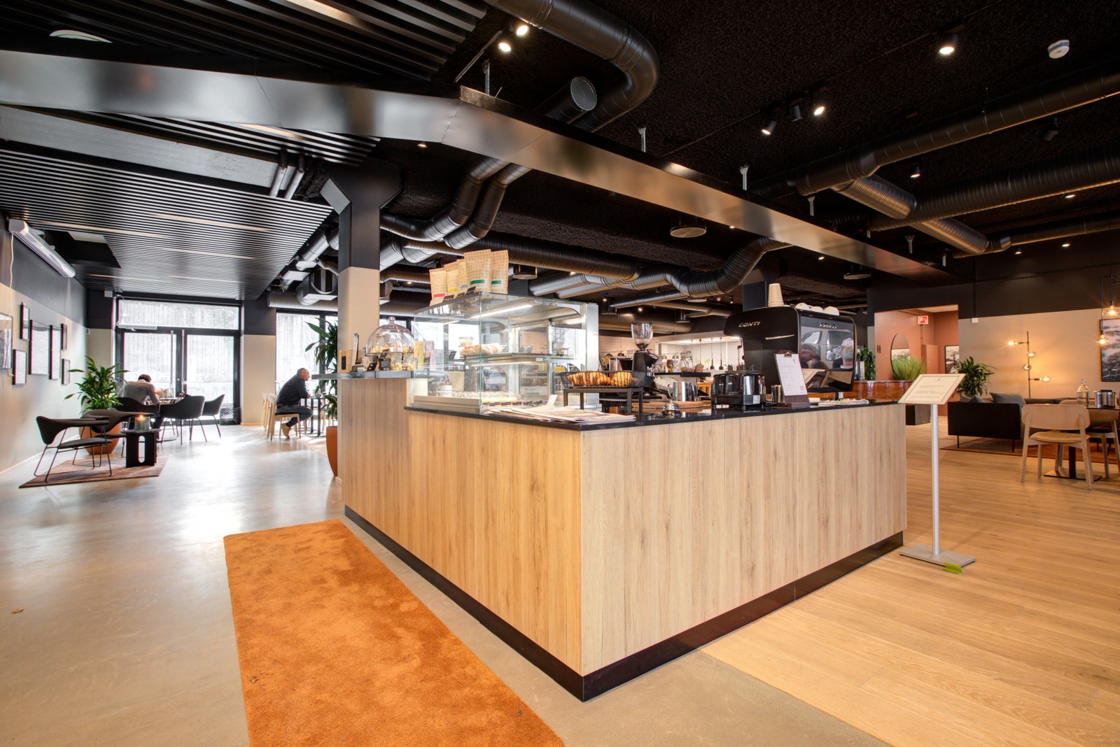 Kaffebar med utgang til bakhage. Galleribilde