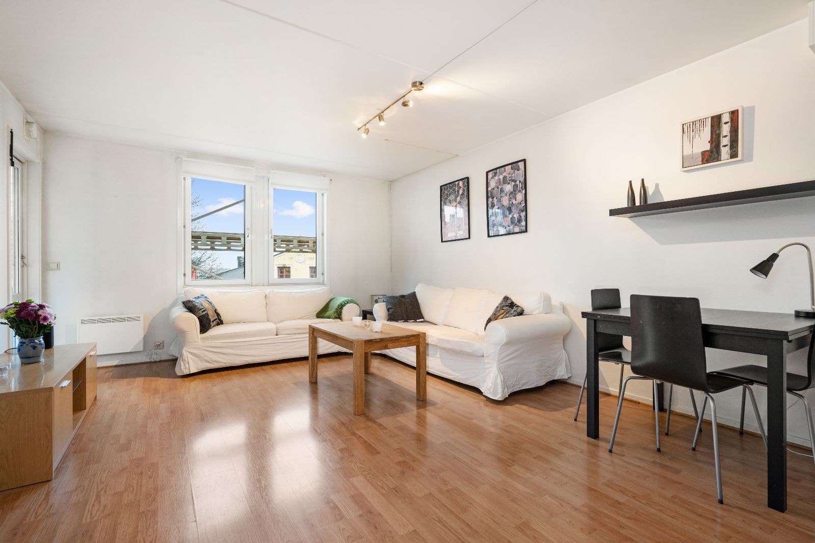 Stuen slipper inn mye dagslys og har rikelig med plass til møbler og inventar. Galleribilde