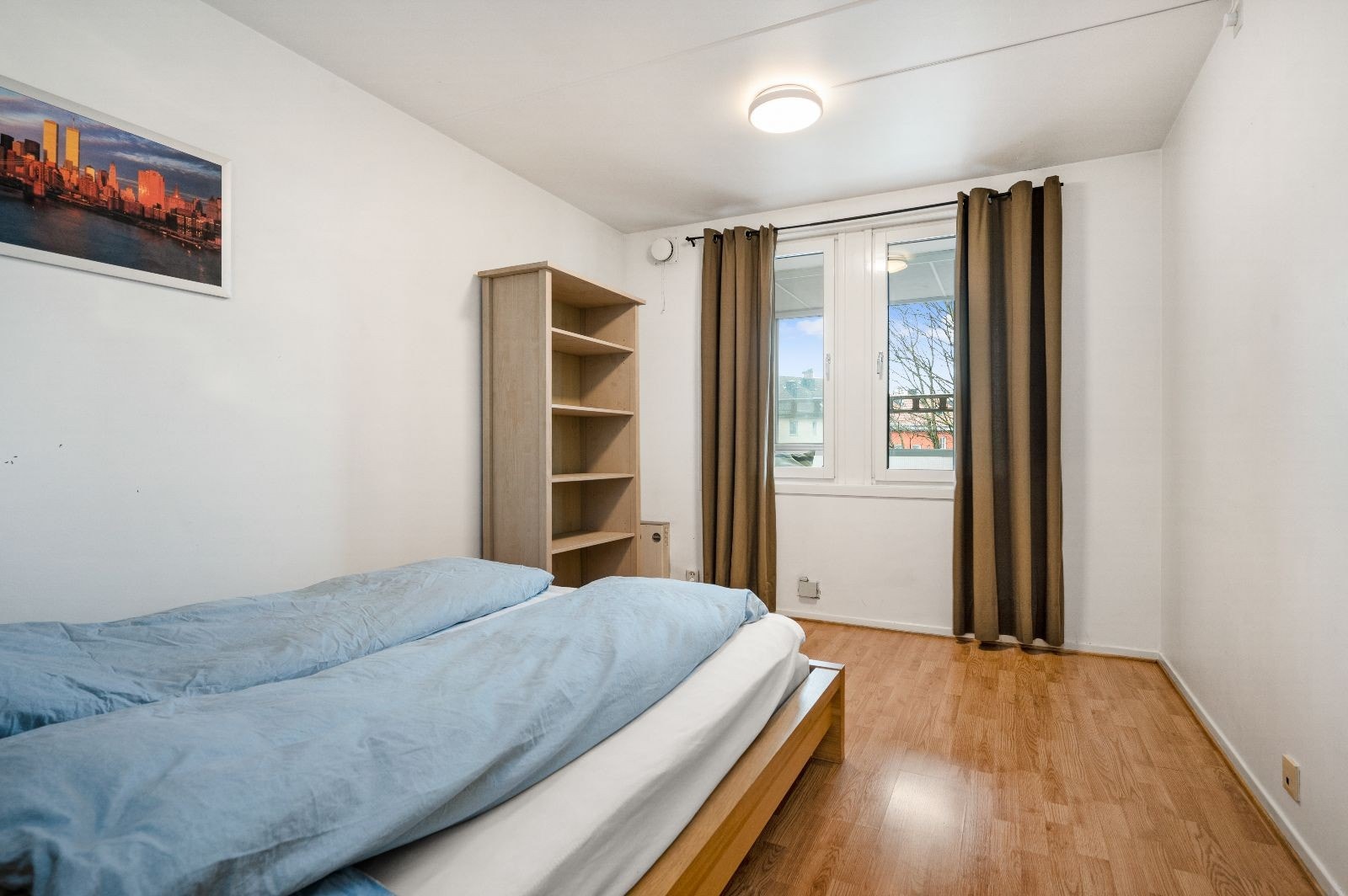 Romslig soverom som slipper inn godt med lys. Mulighet for diverse møblering på soverommet. Galleribilde