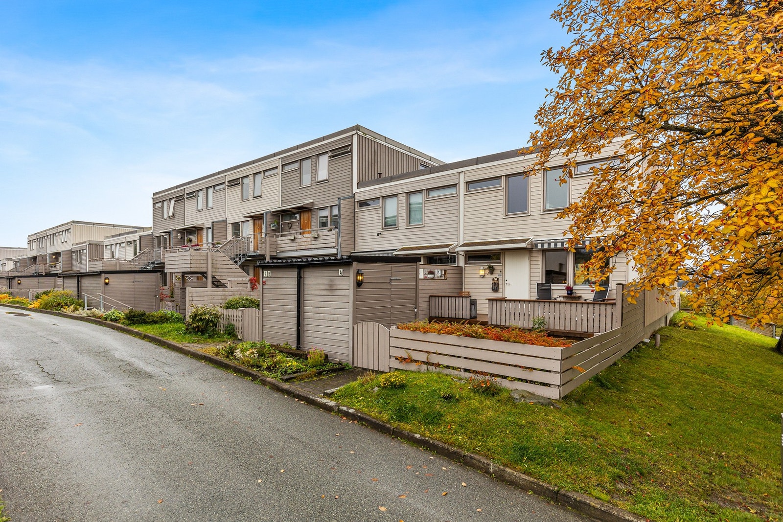 Velkommen til Nordre Risvolltun 7 A, en endeleilighet over tre plan med beliggenhet i et veldrevet borettslag på Risvollan. Galleribilde