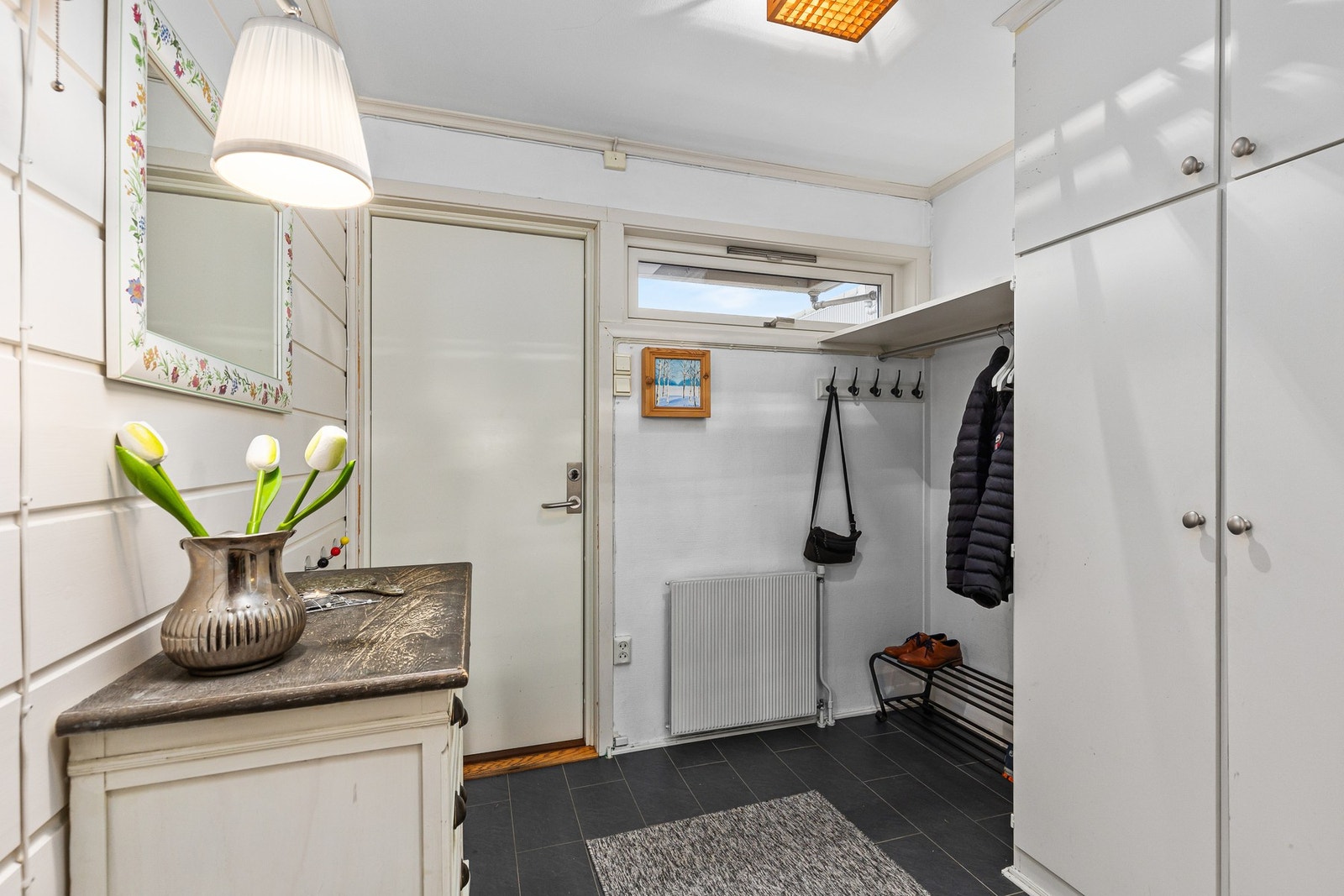 Stor entré med god plass til oppheng av jakker og mye skapplass til sko og annet yttertøy. Galleribilde