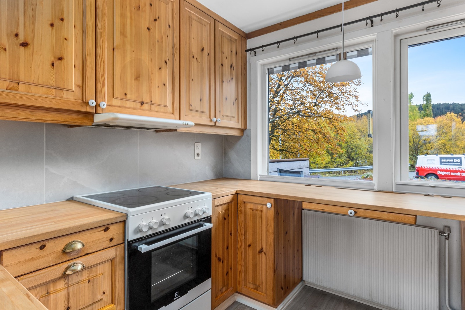 Kjøkkenet har godt belyste arbeidsflater med fint utsyn ved benken. Galleribilde