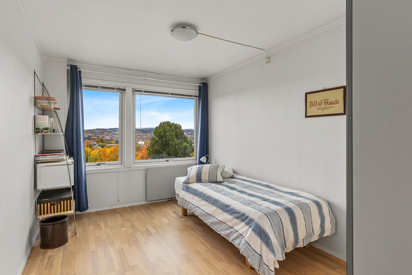 Soverom 2 er 12 kvm, også med god lass til ønsket innredning. I 2. etasje er det også et garderoberom med ekstra klesoppbevaring. Galleribilde