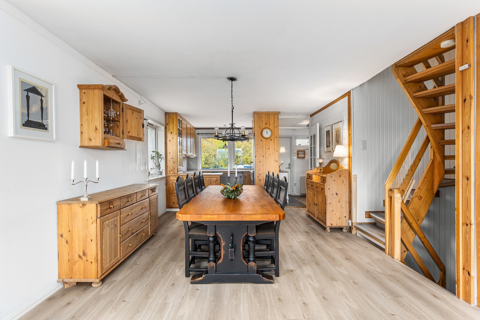 Det er god plass til en stor spisestue med sosial plassering mello stue- og kjøkkensonen. Galleribilde