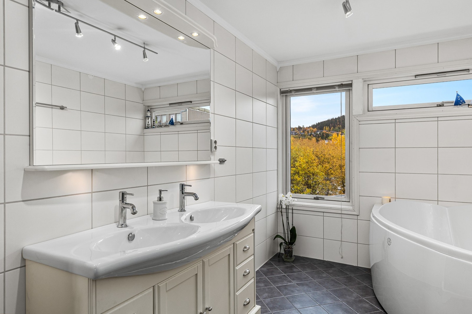 Badet er lyst og fint, og vinduene på bidrar til mye naturlig lysinnslipp. Galleribilde