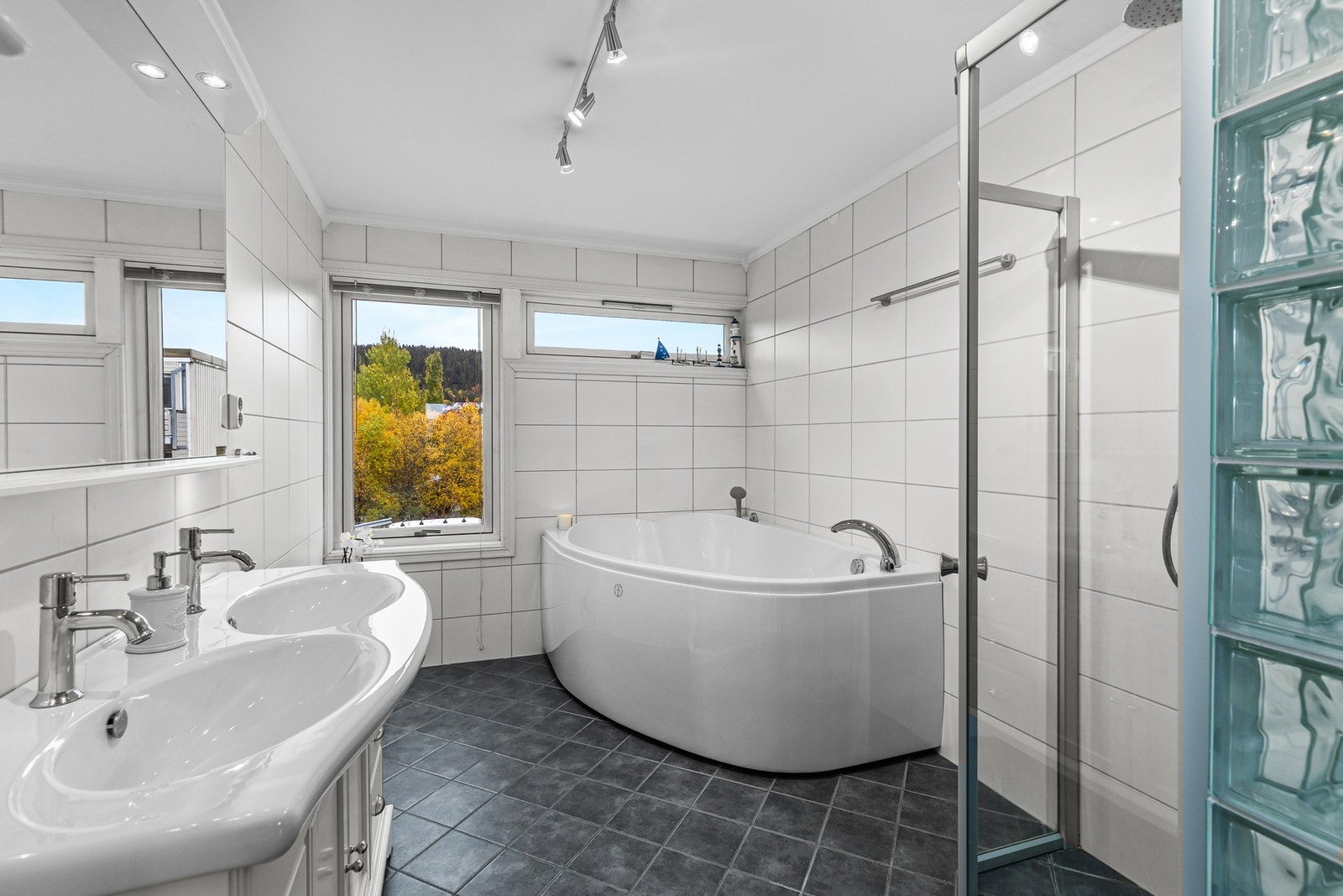 Stort, flislagt bad i 2. etasje med gulvvarme. Galleribilde