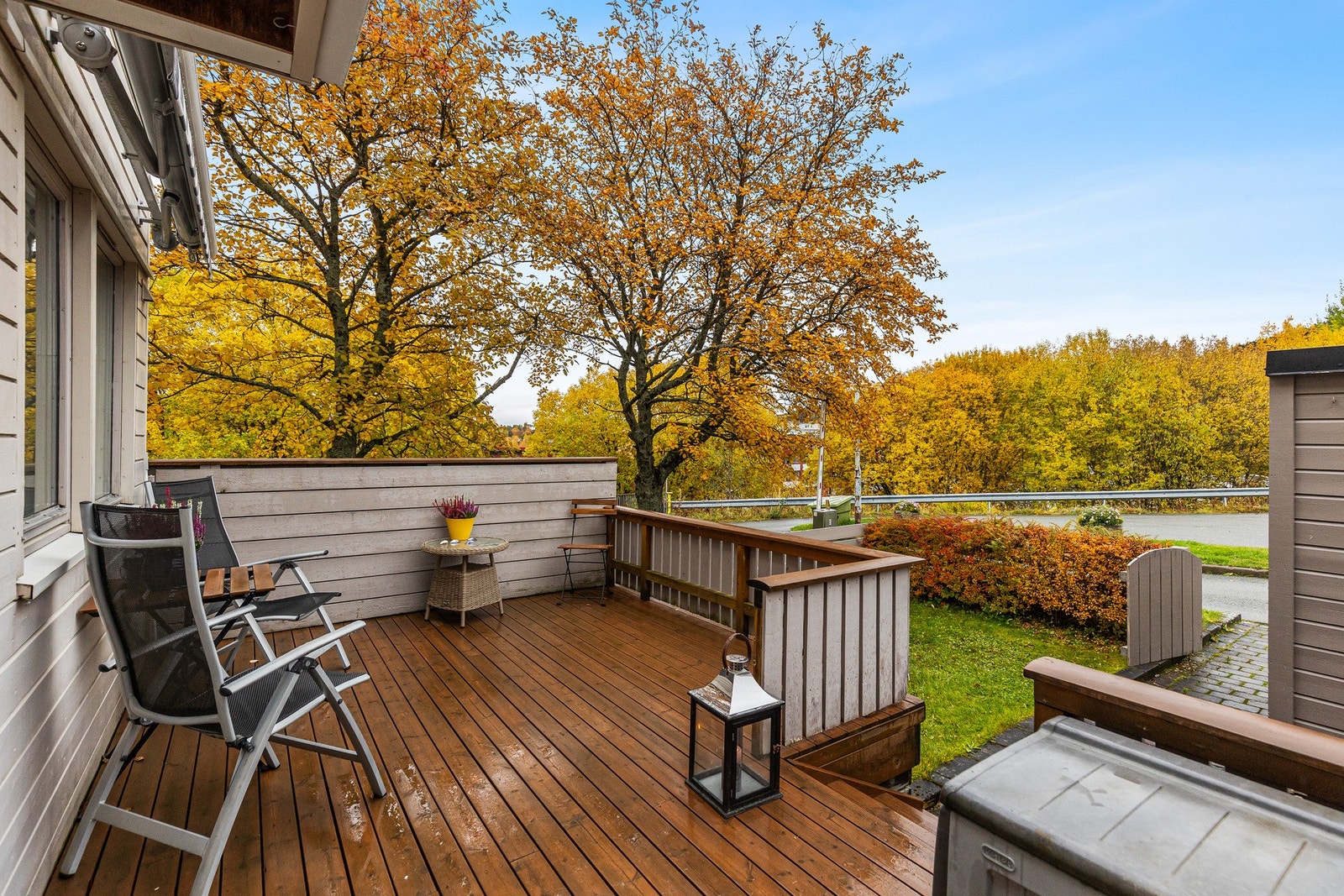 Boligen har et hyggelig inngangsparti med steinbelangt vei, hageflekk og terrasse med plass til utemøbler. Oppbevaringsplass i utebod. Galleribilde