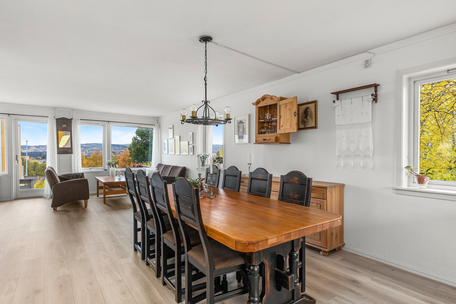 Med gode veggflater kan rommet enkelt møbleres på flere ulike måter. Galleribilde