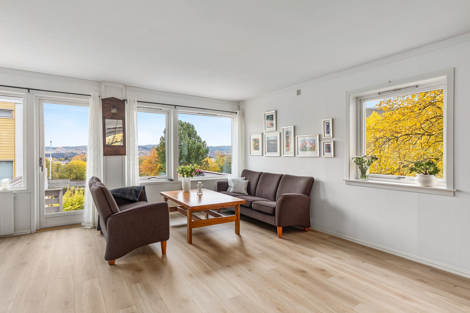 Luftig stue med store vinduer og flott utsikt. Galleribilde