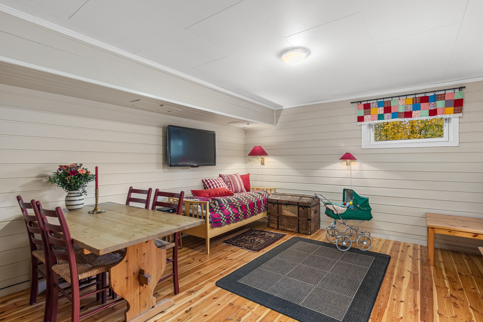 Koselig kjellerstue på hele 20 kvm med mange bruksområder. I kjelleretasjen er det også 21 kvm med bodplass. Galleribilde