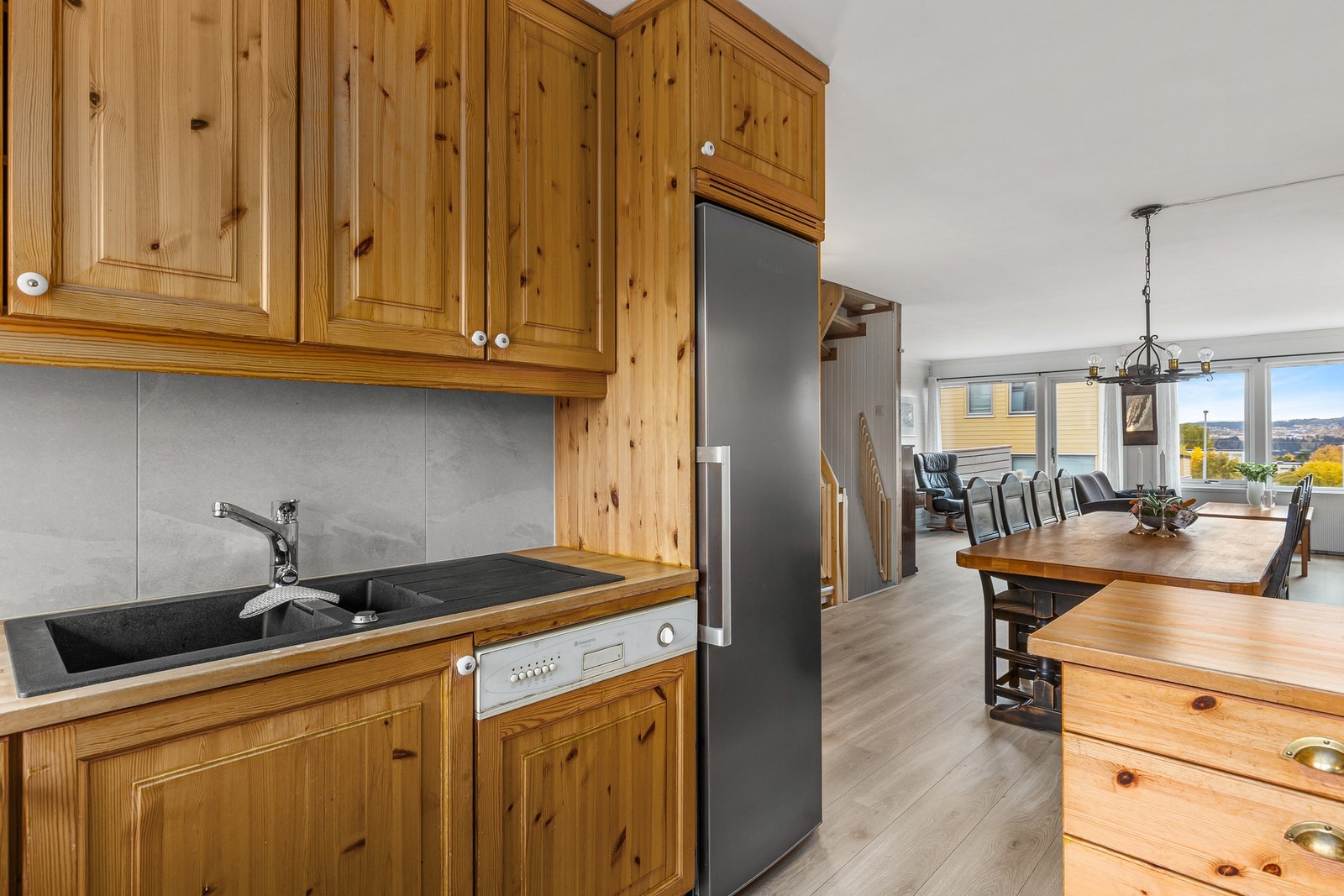 Romslig kjøkken med funksjonell utforming. Takstmann har vurdert kjøkkenet til tilstandsgrad 1. Galleribilde