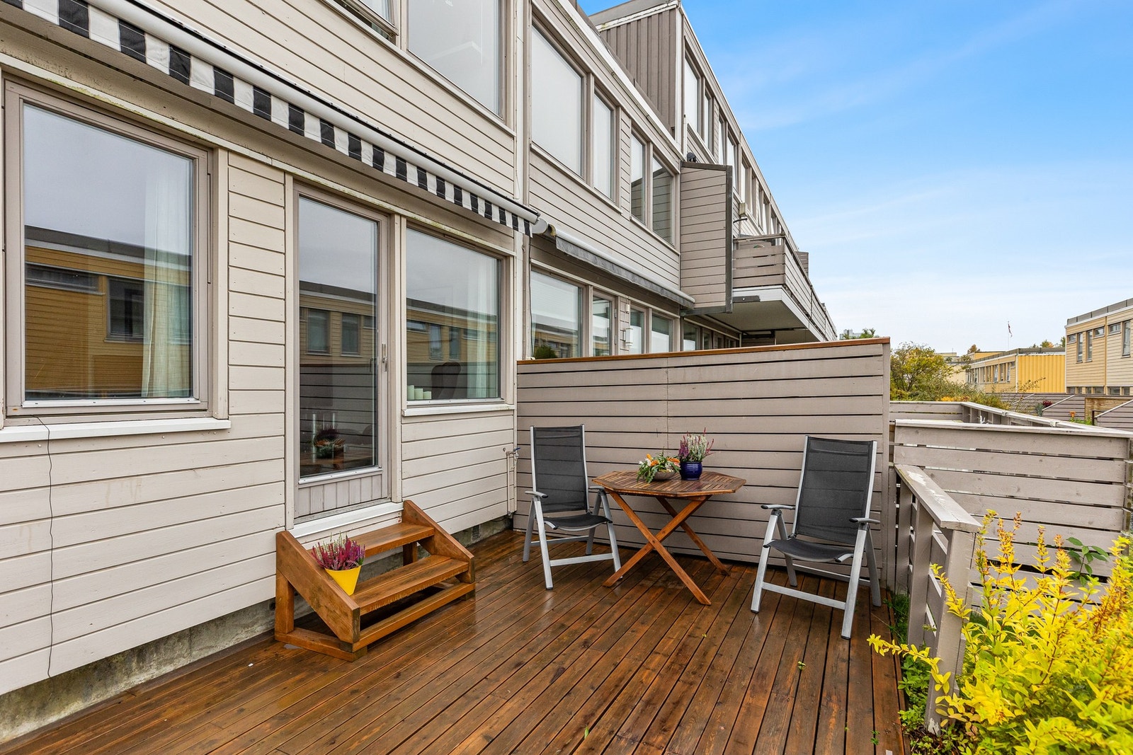 Fra stuen er det direkte utgang til en terrasse på 17 kvm med nedgang til hage. Galleribilde